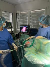 Während der Operation kann die Chirurgin mit ihrer Assistenz auf einem Bildschirm den Eingriff beobachten und ihre Instrumente entsprechend steuern.